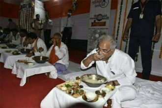 सीएम बघेल ने श्रम दिवस पर श्रमिकों के सम्मान में साथ बैठकर खाए बोरे बासी