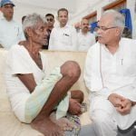 बुजुर्ग मरीज के बाजू में बैठकर मुख्यमंत्री ने जाना हाल, मरीज और मुख्यमंत्री के बीच बातचीत में मंत्री लखमा बने दुभाषिया