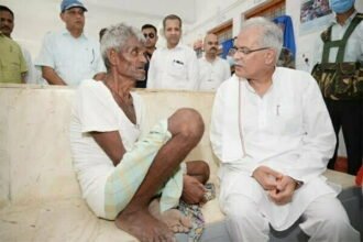 बुजुर्ग मरीज के बाजू में बैठकर मुख्यमंत्री ने जाना हाल, मरीज और मुख्यमंत्री के बीच बातचीत में मंत्री लखमा बने दुभाषिया