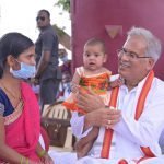 आम की ठंडी छांव में लोगों से मुख्यमंत्री की 'भेंट-मुलाकात'