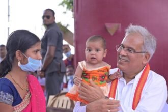 आम की ठंडी छांव में लोगों से मुख्यमंत्री की 'भेंट-मुलाकात'