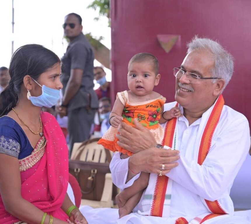 आम की ठंडी छांव में लोगों से मुख्यमंत्री की 'भेंट-मुलाकात'