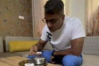 श्रमिक दिवस: आईपीएस दीपांशु काबरा ने 'बोरे बासी' का आनंद लिया, ट्विट कर दी जानकारी