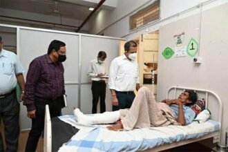 थैलेसीमिया से पीडि़त बच्ची के परिजनों से प्रभारी सचिव ने पूछा ,क्या हर महीने मिल जाता है खून, परिजनों ने बताया कि कोई परेशानी नहीं, प्रभारी सचिव ने की ब्लड बैंक के स्टाफ की प्रशंसा