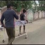 खस्ताहाल व्यवस्था: सरकारी अस्पताल में नहीं मिले डॉक्टर, मरीज को स्ट्रेचर पर रख साहब के घर भागे तीमारदार