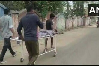 खस्ताहाल व्यवस्था: सरकारी अस्पताल में नहीं मिले डॉक्टर, मरीज को स्ट्रेचर पर रख साहब के घर भागे तीमारदार