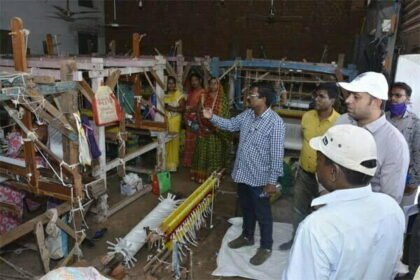 70 हजार मीटर कपड़े का उत्पादन हो रहा है नगपुरा में, हो रही समस्याओं के निराकरण के दिये निर्देश