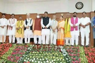नई कैबिनेट में दो नए चेहरे, 9 पुराने मंत्रियों ने ली शपथ