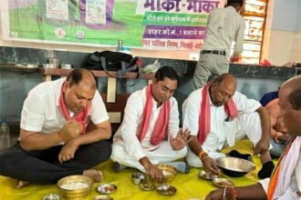 स्वच्छता मित्रों के साथ बासी खाकर महापौर ने बढ़ाया श्रमिकों का सम्मान