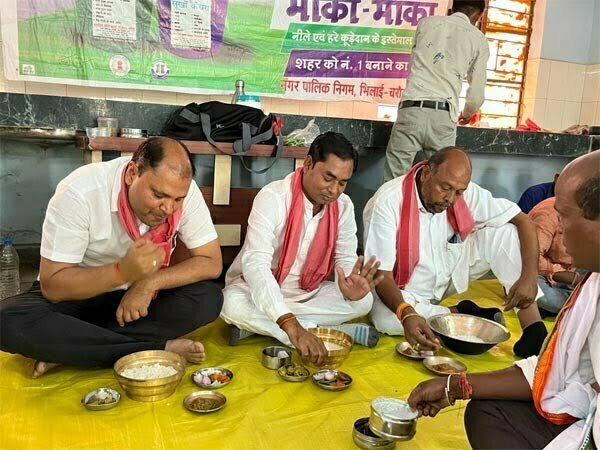 स्वच्छता मित्रों के साथ बासी खाकर महापौर ने बढ़ाया श्रमिकों का सम्मान