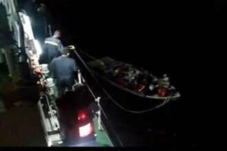 रेस्क्यू ऑपरेशन: तटरक्षक बलों ने लगाई जान की बाजी, डूबते जहाज से छह लोगों को बचाया