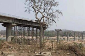 गांव वालों की बेहतरी के लिए सीआरपीएफ ने की पुल बनवाने की जिद, नक्सली भी आईईडी लगाने से नहीं आ रहे बाज