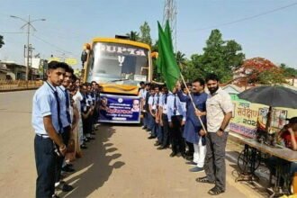 छात्रों को शैक्षणिक भ्रमण के लिए संसदीय सचिव रेखचंद जैन ने हरी झंडी दिखाकर किया रवाना