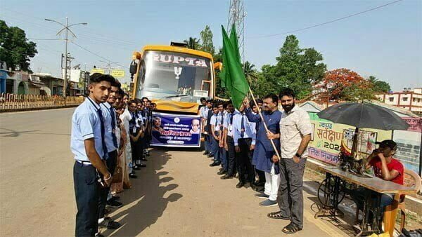 छात्रों को शैक्षणिक भ्रमण के लिए संसदीय सचिव रेखचंद जैन ने हरी झंडी दिखाकर किया रवाना