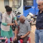 शिविर में बटे राशन कार्ड, लकवा ग्रस्त वृद्ध का पहले स्वास्थ्य परीक्षण, फिर किया समस्या का निदान