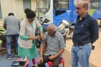 शिविर में बटे राशन कार्ड, लकवा ग्रस्त वृद्ध का पहले स्वास्थ्य परीक्षण, फिर किया समस्या का निदान