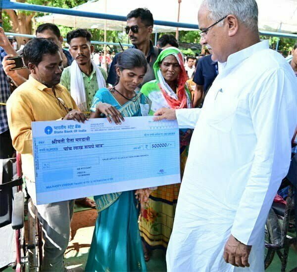 नक्सलियों से बेखौफ: बखूबी निभा रही सरपंच की जिम्मेदारी, रीता मंडावी के हौसले को सलाम