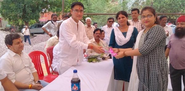 वार्ड में चल रहे विकास कार्य के लिए एमआईसी मेंबर की हुई तारीफ, कोसानगर में हो रहा तेजी से विकास