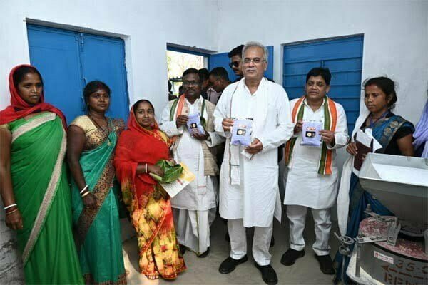 भेंट मुलाकात कार्यक्रम: भीषण गर्मी और चिलचिलाती धूप में मुख्यमंत्री को भ्रमण के दौरान सत्तू के सेवन आग्रह