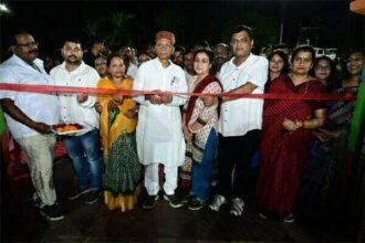 6 करोड़ 40 लाख का भूमिपूजन व लोकार्पण, बच्चों को मिठाई खिलाते गृहमंत्री ने कहा नेशनल नहीं इंटरनेशनल खिलाड़ी बनो