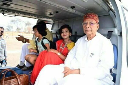 गृहमंत्री ताम्रध्वज साहू ने सुप्रसिद्ध गायिका आरु साहू को करवाई हेलीकॉप्टर में सैर