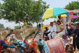 बैलगाड़ी पर माटी तिहार मनाने पहुंचे गृह मंत्री ताम्रध्वज साहू