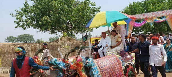 बैलगाड़ी पर माटी तिहार मनाने पहुंचे गृह मंत्री ताम्रध्वज साहू