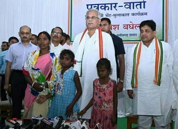 सरकार ने उठाया नेत्रहीन बहनें चंदा और रिया के इलाज का बीड़ा