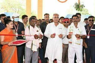 मुख्यमंत्री भूपेश बघेल ने किसानों के साथ राज्य स्तरीय विकास प्रदर्शनी का किया शुभारंभ