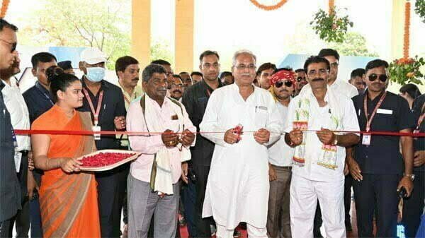 मुख्यमंत्री भूपेश बघेल ने किसानों के साथ राज्य स्तरीय विकास प्रदर्शनी का किया शुभारंभ