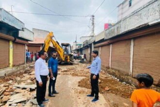 फिर निकली भिलाई निगम की जेसीबी… लक्ष्मी मार्केट में नालियों के ऊपर किए गए अतिक्रमण को हटाया