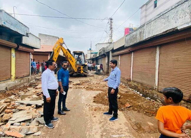 फिर निकली भिलाई निगम की जेसीबी… लक्ष्मी मार्केट में नालियों के ऊपर किए गए अतिक्रमण को हटाया