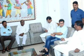 समितियों में उर्वरक की सुचारू वितरण कराकर किसानों को कराये उपलब्ध- मंत्री अमरजीत भगत