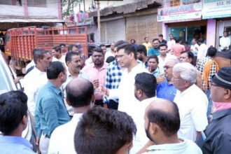 सुबह-सुबह विधायक देवेन्द्र ने ली अधिकारियों की क्लास, जम कर लगाया फटकार