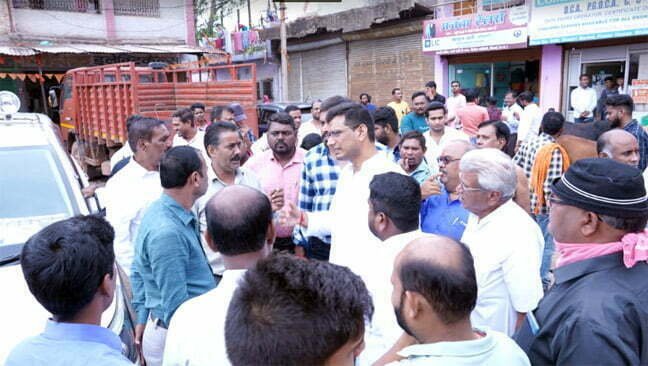 सुबह-सुबह विधायक देवेन्द्र ने ली अधिकारियों की क्लास, जम कर लगाया फटकार