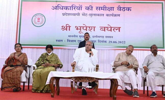 शासकीय कार्यालयों में हितग्राहियों के काम आसानी से हों : मुख्यमंत्री भूपेश बघेल