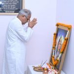 मुख्यमंत्री ने रानी दुर्गावती के बलिदान दिवस पर उन्हें श्रद्धांजलि दी रायपुर । कर उन्हें नमन किया और विनम्र श्रद्धांजलि अर्पित की मुख्यमंत्री भूपेश बघेल ने अपने निवास कार्यालय में रानी दुर्गावती के बलिदान दिवस पर उनके चित्र पर पुष्प अर्पित कर उन्हें नमन किया और विनम्र श्रद्धांजलि अर्पित की। श्री बघेल नेे कहा है कि वीरांगना श्री दुर्गावती का साहस और बलिदान हमेशा देशवासियों को प्रेरित करता रहेगा। उन्होंने किसी के आगे घुटने नहीं टेके और मातृभूमि की रक्षा के लिए अपने प्राण तक न्यौछावर कर दिए। रानी दुर्गावती भारत की उन वीरांगनाओं में से एक हैं, जिन्होंने अपने शौर्य और साहस से वीरता की एक नई इबारत लिखी।