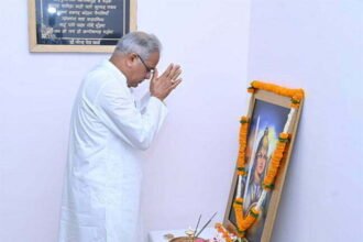 मुख्यमंत्री ने रानी दुर्गावती के बलिदान दिवस पर उन्हें श्रद्धांजलि दी रायपुर । कर उन्हें नमन किया और विनम्र श्रद्धांजलि अर्पित की मुख्यमंत्री भूपेश बघेल ने अपने निवास कार्यालय में रानी दुर्गावती के बलिदान दिवस पर उनके चित्र पर पुष्प अर्पित कर उन्हें नमन किया और विनम्र श्रद्धांजलि अर्पित की। श्री बघेल नेे कहा है कि वीरांगना श्री दुर्गावती का साहस और बलिदान हमेशा देशवासियों को प्रेरित करता रहेगा। उन्होंने किसी के आगे घुटने नहीं टेके और मातृभूमि की रक्षा के लिए अपने प्राण तक न्यौछावर कर दिए। रानी दुर्गावती भारत की उन वीरांगनाओं में से एक हैं, जिन्होंने अपने शौर्य और साहस से वीरता की एक नई इबारत लिखी।