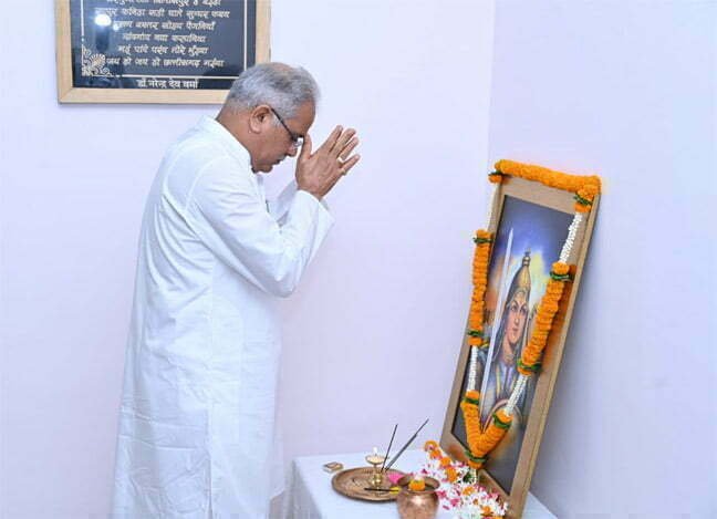 मुख्यमंत्री ने रानी दुर्गावती के बलिदान दिवस पर उन्हें श्रद्धांजलि दी रायपुर । कर उन्हें नमन किया और विनम्र श्रद्धांजलि अर्पित की मुख्यमंत्री भूपेश बघेल ने अपने निवास कार्यालय में रानी दुर्गावती के बलिदान दिवस पर उनके चित्र पर पुष्प अर्पित कर उन्हें नमन किया और विनम्र श्रद्धांजलि अर्पित की। श्री बघेल नेे कहा है कि वीरांगना श्री दुर्गावती का साहस और बलिदान हमेशा देशवासियों को प्रेरित करता रहेगा। उन्होंने किसी के आगे घुटने नहीं टेके और मातृभूमि की रक्षा के लिए अपने प्राण तक न्यौछावर कर दिए। रानी दुर्गावती भारत की उन वीरांगनाओं में से एक हैं, जिन्होंने अपने शौर्य और साहस से वीरता की एक नई इबारत लिखी।