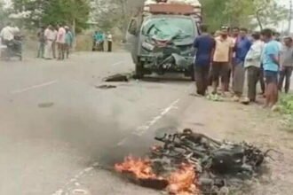 दर्दनाक हादसा: पिकअप से भिड़ी बाइक, जिंदा जले दो बाइक सवार की मौत, एक घायल