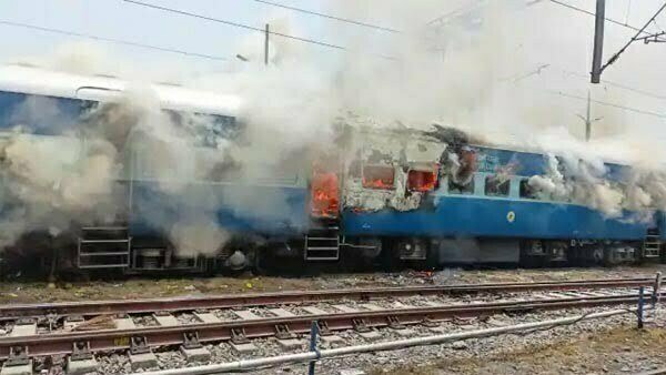 अग्निपथ स्कीम के खिलाफ देश के कई राज्यों में बवाल, ट्रेन में लगाई आग