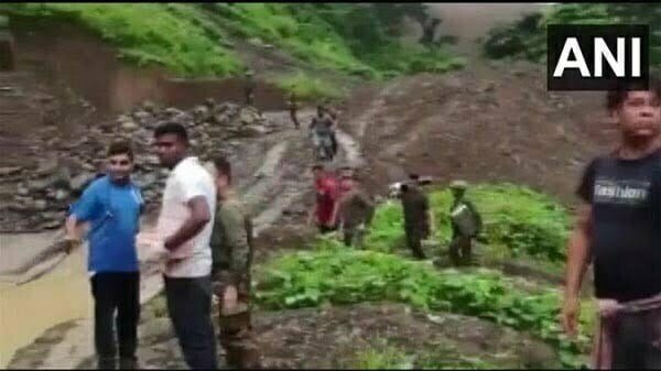 आर्मी कैंप पर भूस्खलन: मणिपुर में आर्मी के 55 जवान मिट्टी में दबे, अब तक छह शव निकाले गए