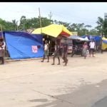 असम में भीषण बाढ़ का कहर, सड़कों पर रहने के लिए मजबूर लोग