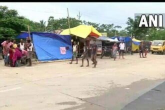 असम में भीषण बाढ़ का कहर, सड़कों पर रहने के लिए मजबूर लोग