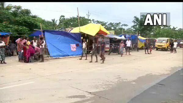 असम में भीषण बाढ़ का कहर, सड़कों पर रहने के लिए मजबूर लोग