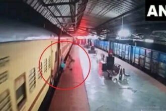 ट्रैक-प्लेटफॉर्म के बीच फंसा यात्री, ट्रेन ने पकड़ी रफ्तार तो आरपीएफ जवान की दिलेरी ने बचा ली जान, देखे वीडियो