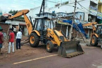 संडे मार्केट पर चला निगम का बुलडोजर, पुलिस फोर्स की मौजूदगी में फिर बड़ी कार्रवाई, 44 जगह से हटाया अवैध कब्जा