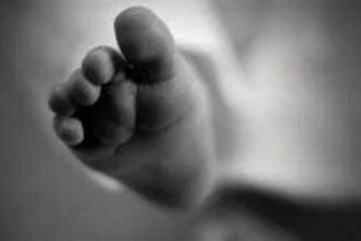 शर्मनाक! गटर में बहते मिले पांच डिब्बो में बंद सात भ्रूण, पुलिस ने दर्ज किया मामला