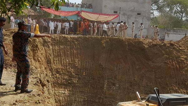 80 फीट गहरे बोरवेल में गिरा 11 साल का मासूम, रेस्क्यू ऑपरेशन जारी