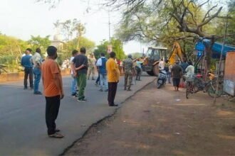 टाउनशिप में चला बीएसपी का बुलडोजर, 70 अवैध दुकानों को किया नेस्तनाबूद